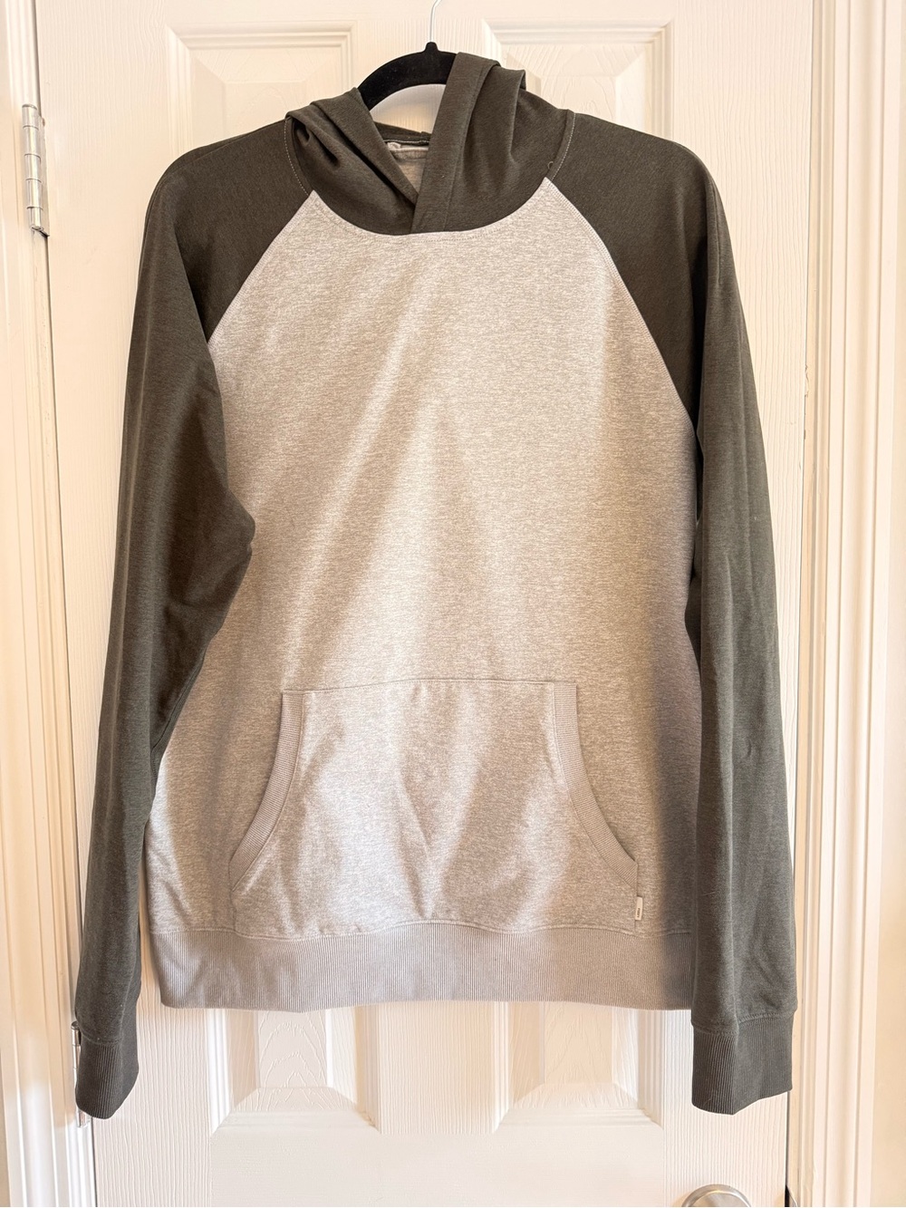 Vuori Coronado Hoodie Men’s Grey Green Pullover Lightweight size Medium